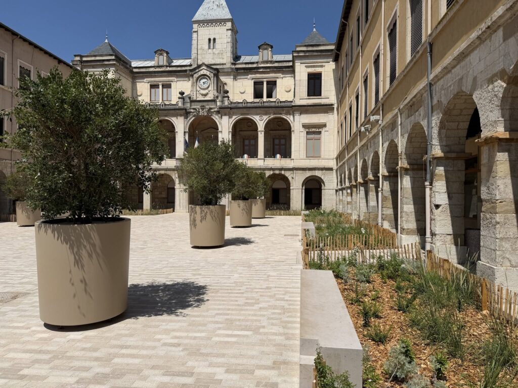 place de l'hotel de ville inauguration