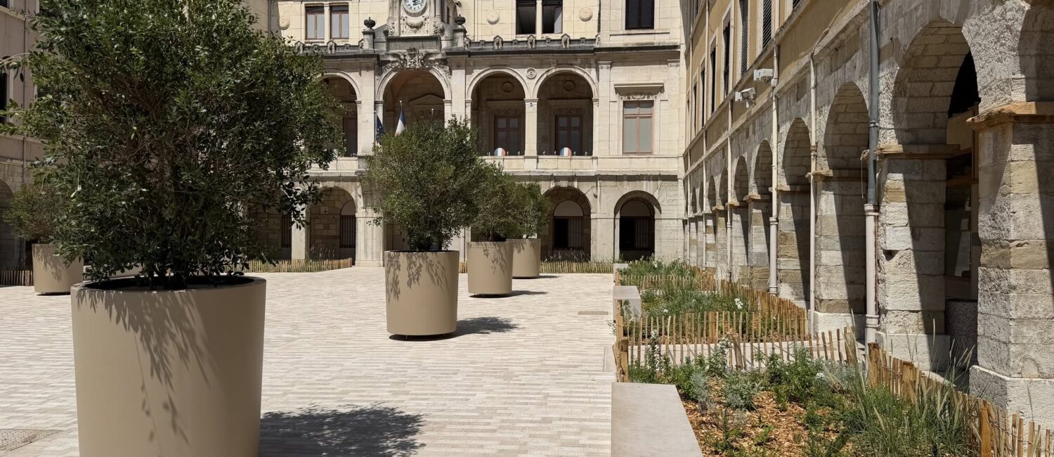 place de l'hotel de ville inauguration