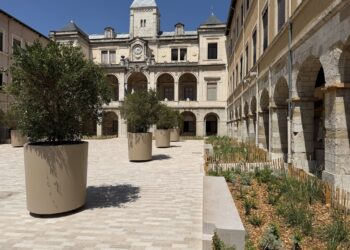 place de l'hotel de ville inauguration